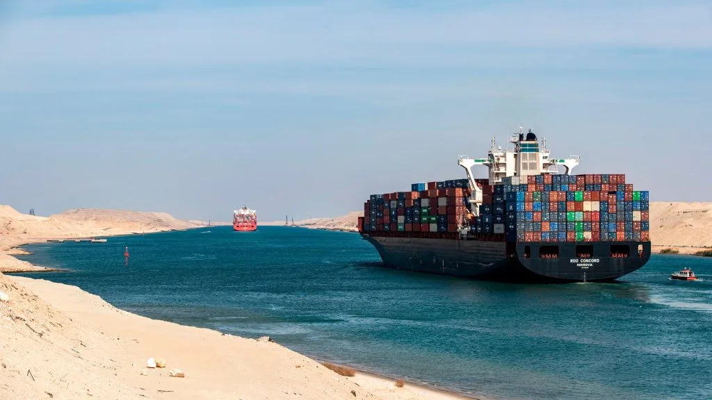 الرئيس المصري: عائدات قناة السويس تراجعت بنسبة 40 إى 50%