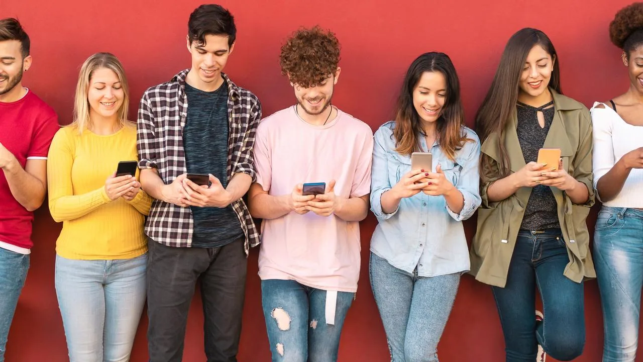 10 آثار سلبية لمواقع التواصل الاجتماعي على المجتمع